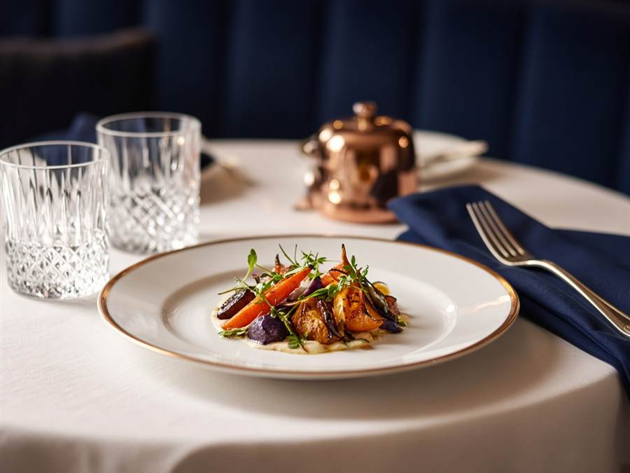 Assiette gastronomique présentée dans le restaurant CasinoRoomles